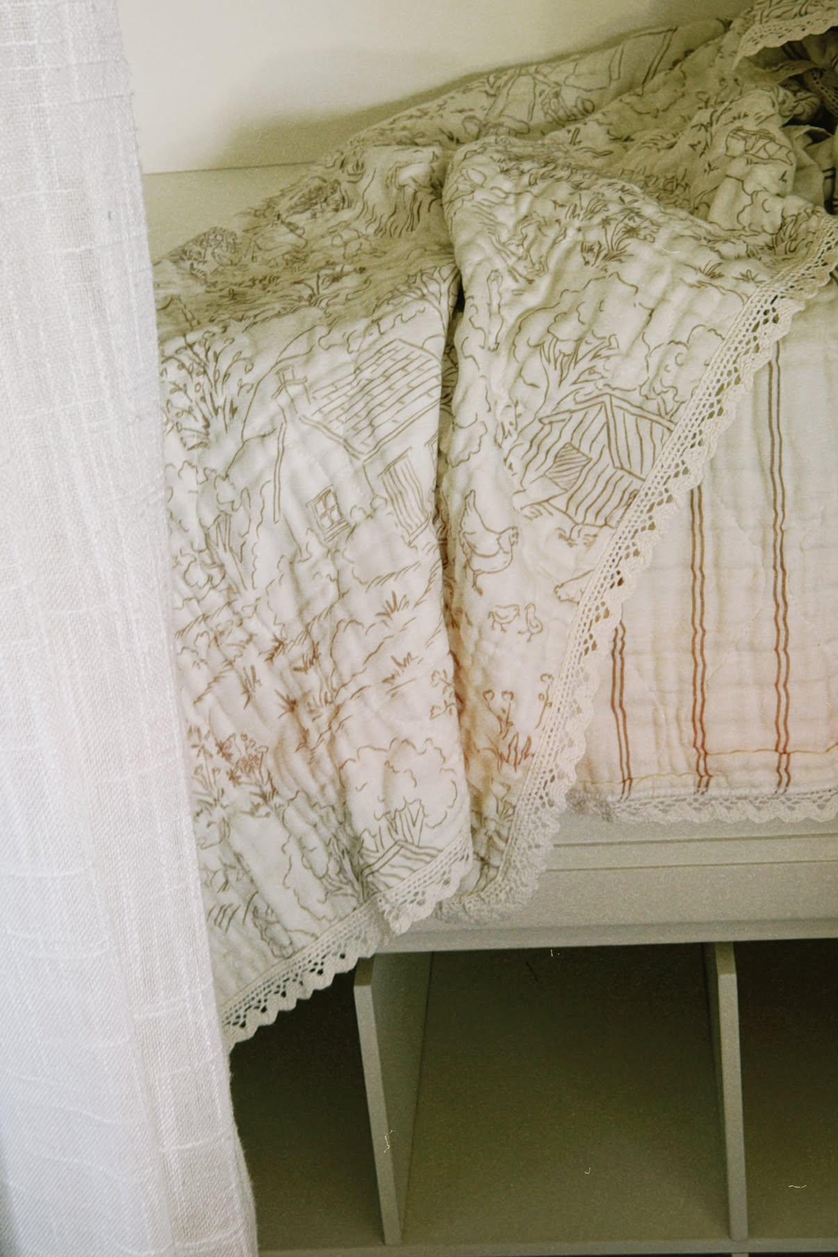 Ida Homestead Toile De Jouy QUILTED 6 Layer Gauze Blanket